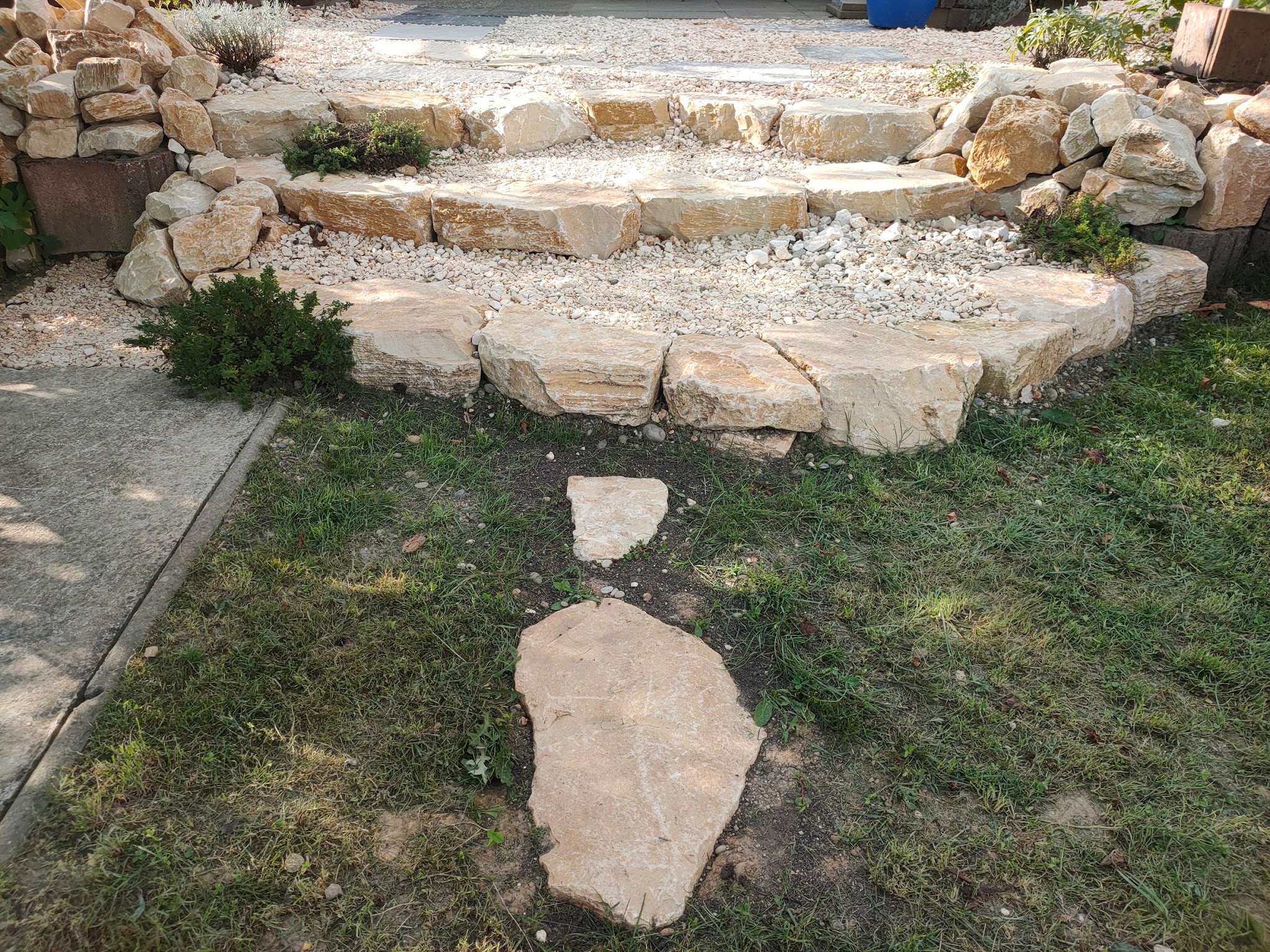 Natursteintreppe und Trittplatten im Garten